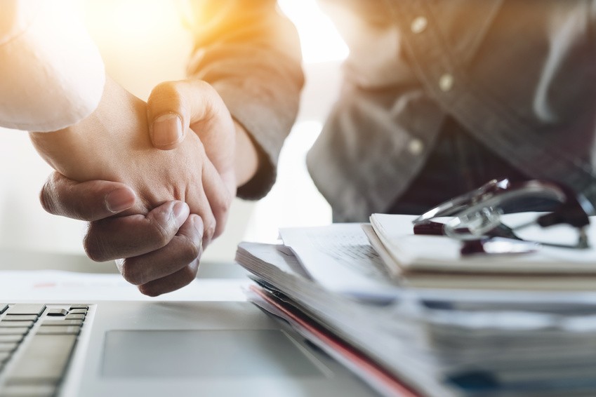 business-people-shaking-hands-fr-1561044672